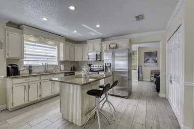 Photo 4 - 3 bedroom 2 bath Pet Friendly Ocean View 4 houses from beach