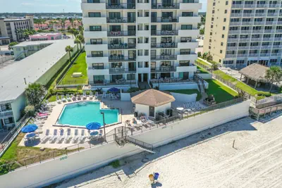 Photo 2 - Sandpoint Beachfront Ocean Condo with Heated Pool