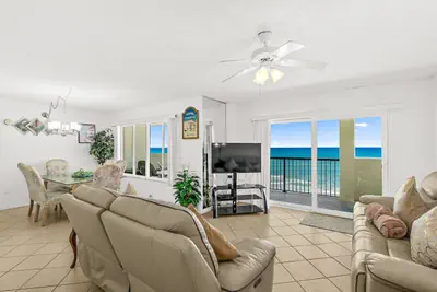 Photo 5 - Sandpoint Beachfront Ocean Condo with Heated Pool