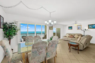 Photo 3 - Sandpoint Beachfront Ocean Condo with Heated Pool