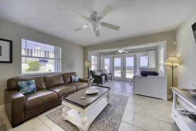 Photo 2 - Ocean Breeze Beach Bungalow