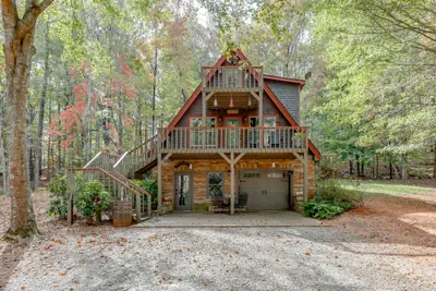 Photo 2 - Peaceful Paradise Cabin Farmhouse with Huge Hot Tub