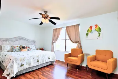 Photo 5 - Sleeps 10 | 4 En-Suite Baths | 1 Min Walk to Beach