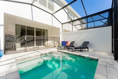 Photo 2 - Vista Park Retreat: 3BR/3BA - Private Pool & Every Room a Suite