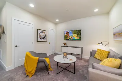 Photo 2 - Vista Park Retreat: 3BR/3BA - Private Pool & Every Room a Suite