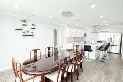 Photo 2 - Luxury Hollywood Blvd Retreat • 5BR / 3BA • 1-Min to Seaside