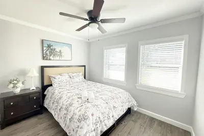Photo 3 - Luxury Hollywood Blvd Retreat • 5BR / 3BA • 1-Min to Seaside