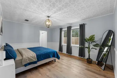 Photo 2 - 4BR Retreat | 3 beds | Backyard | Sleeps 10