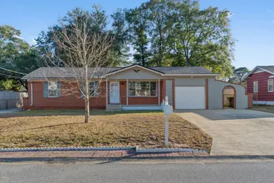 Photo 3 - 4BR Retreat | 3 beds | Backyard | Sleeps 10