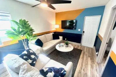 Photo 2 - Bahama Mama 2/1 in Las Olas & Holiday Park with Hot Tub!