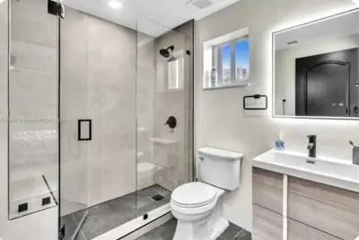 Photo 4 - Ft Lauderdale Beach Private Room-Poseidon's Escape