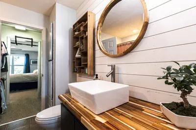Photo 4 - Renovated King Bed Condo near beach with pool access.