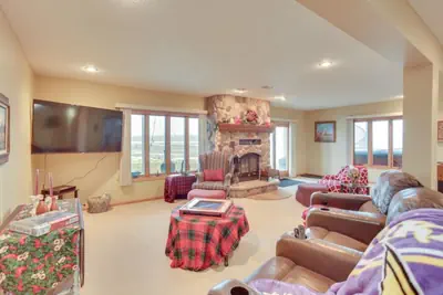 Photo 5 - 519) Massive 3 bedroom on the Lake!