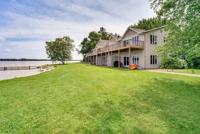 Photo 2 - 519) Massive 3 bedroom on the Lake!