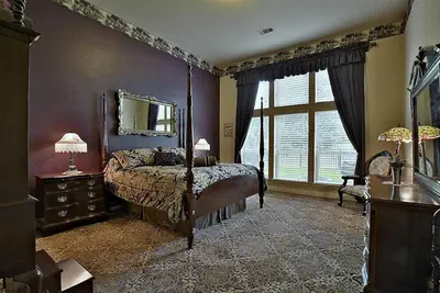 Photo 4 - 546) Massive 4 bedroom in great neighborhood!