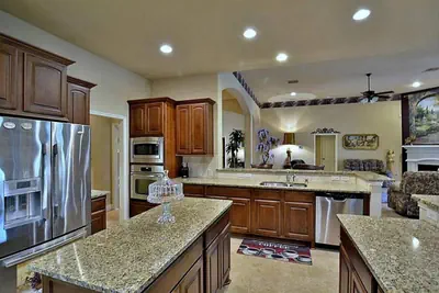 Photo 3 - 546) Massive 4 bedroom in great neighborhood!