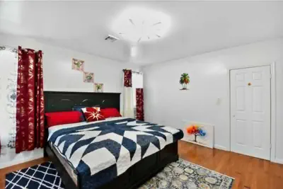Photo 5 - Massive 5 bedroom | Close to NYC