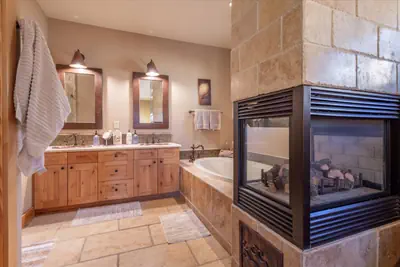 Photo 2 - Deluxe Truckee townhome 3BDR/2.5BA Dog Friendly