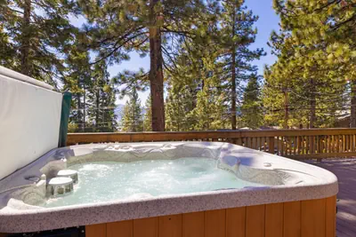 Photo 4 - Spacious 5 BDR Lakeview Hot-Tub A+ Amenities Close to Slopes Town