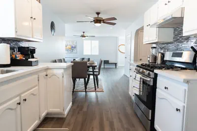 Photo 2 - LARGE 4-BEDROOM HOUSE WITH AIR HOCKEY TABLE CLOSE TO DISNEYLAND IN ORANGE COUNTY  (p41)