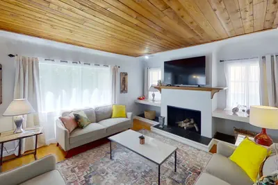 Photo 2 - WELL-APPOINTED 3BR HOUSE RENOVATED/REMODELED IN 2022 with FENCED YARD (p44)