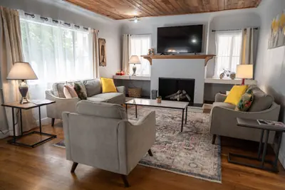 Photo 4 - WELL-APPOINTED 3BR HOUSE RENOVATED/REMODELED IN 2022 with FENCED YARD (p44)
