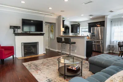 Photo 2 - BEAUTIFULLY UPDATED 3-BEDROOM HOME IN NOHO ARTS DISTRICT (p15)