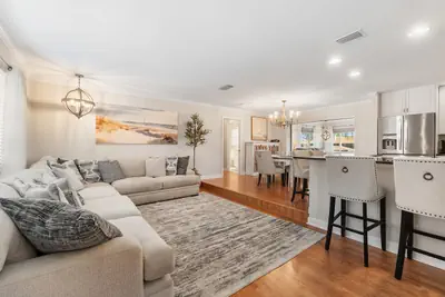 Photo 3 - Spacious Waterfront Family Gem - Dock - 5min Beach