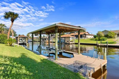 Photo 2 - Spacious Waterfront Family Gem - Dock - 5min Beach
