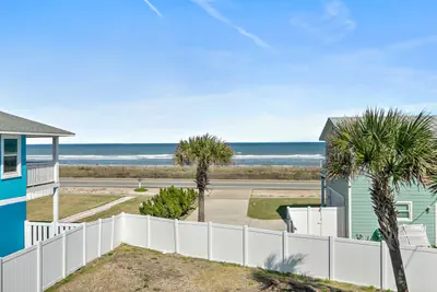 Photo 5 - Ocean View Living • 3BR Beach House | Bunks