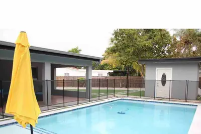 Photo 5 - 6BR Miami Waterfront Villa with Heated Pool
