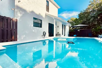 Photo 5 - Miami Heated pool Villa Sleeps 10 Free Parking near Coconut Grove, Coral Gables, Brickell & Beaches