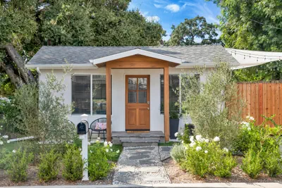 Photo 5 - Modern Cottage, Jacuzzi, Bistro Patio, Putting Green, Walk to All!