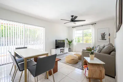 Photo 3 - 2-Bedroom Paradise Near Beach - Heated Pool