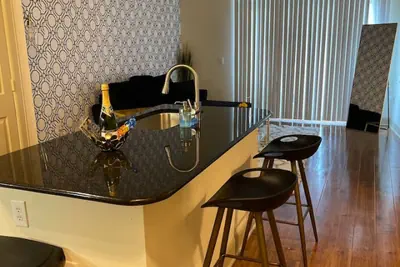 Photo 4 - NRG suite with free parking