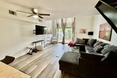 Photo 2 - Downtown Townhouse