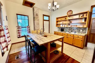 Photo 4 - Charming 2br near Downtown Fort Smith