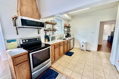 Photo 4 - 4 Bedroom close to everything.