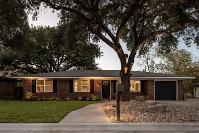 Photo 5 - Helena Haven: Spacious 4BR/3BA, 5 King Beds, Pet-Friendly & Private Yard