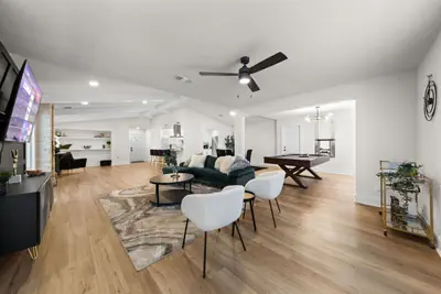 Photo 5 - Spacious 6 Bed House| Airport | Pet Friendly | AFB