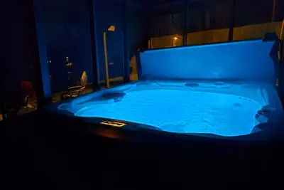 Photo 5 - Eagles Nest At Heron Hill Retreat Hot Tub on Lake!