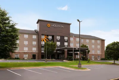 Photo 2 - La Quinta Inn & Suites by Wyndham Montgomery