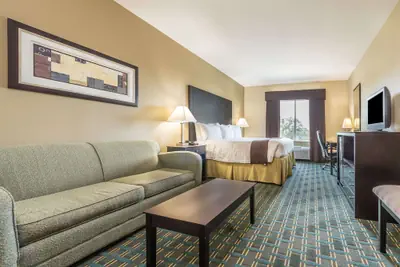 Photo 4 - Days Inn & Suites by Wyndham Mineral Wells