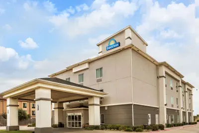 Photo 2 - Days Inn & Suites by Wyndham Mineral Wells