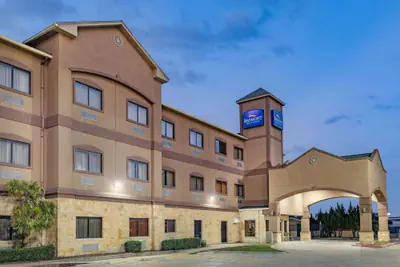 Photo 2 - Baymont by Wyndham Cuero