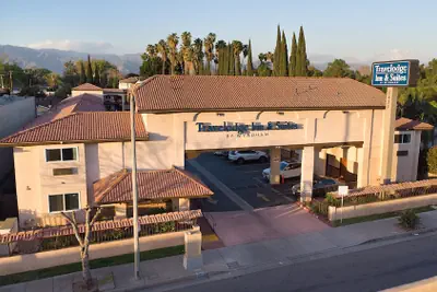 Photo 2 - Travelodge Inn & Suites by Wyndham West Covina