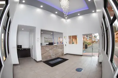 Photo 4 - Travelodge Inn & Suites by Wyndham West Covina