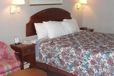 Photo 3 - Royal Inn Knoxville Airport Alcoa