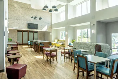 Photo 4 - Hampton Inn & Suites Cleburne