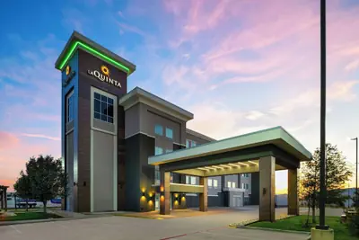 Photo 2 - La Quinta Inn & Suites by Wyndham Denton - University Drive